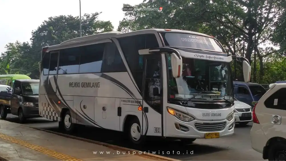 buspariwisata.id - foto medium bus pariwisata rejeki gemilang a