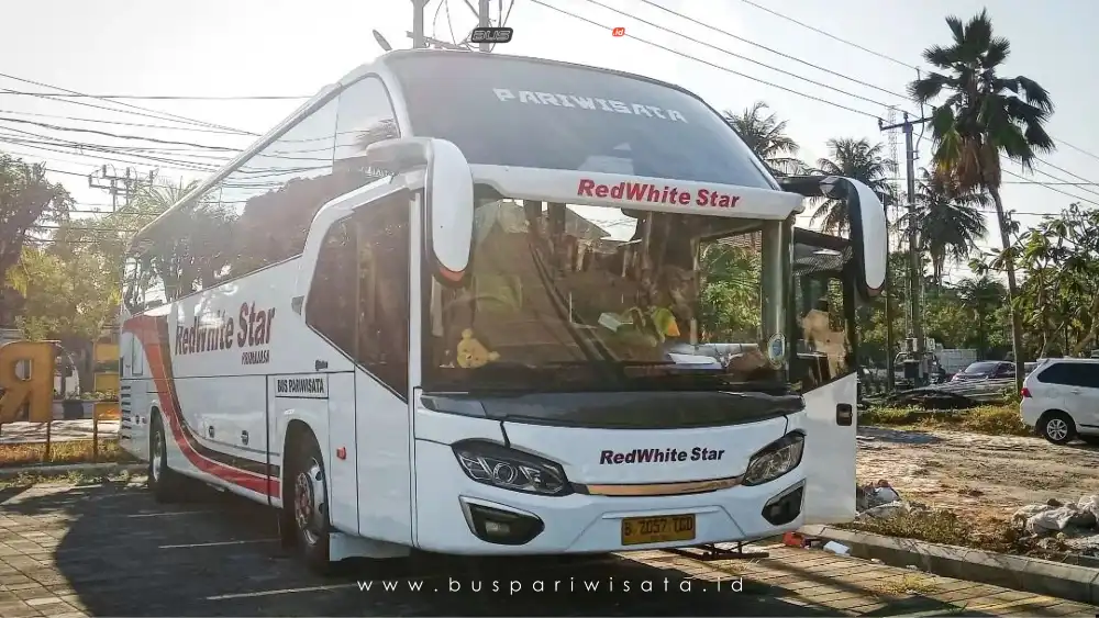 buspariwisata.id - foto bus pariwisata primajasa red white star a